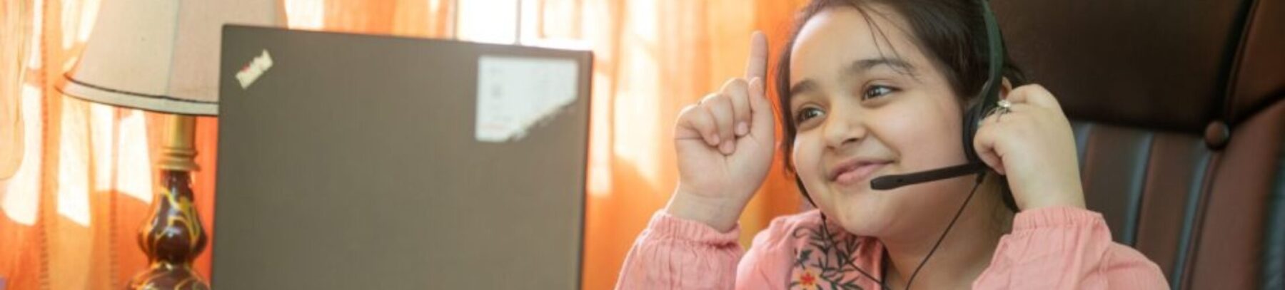 オンライン学習中の女の子