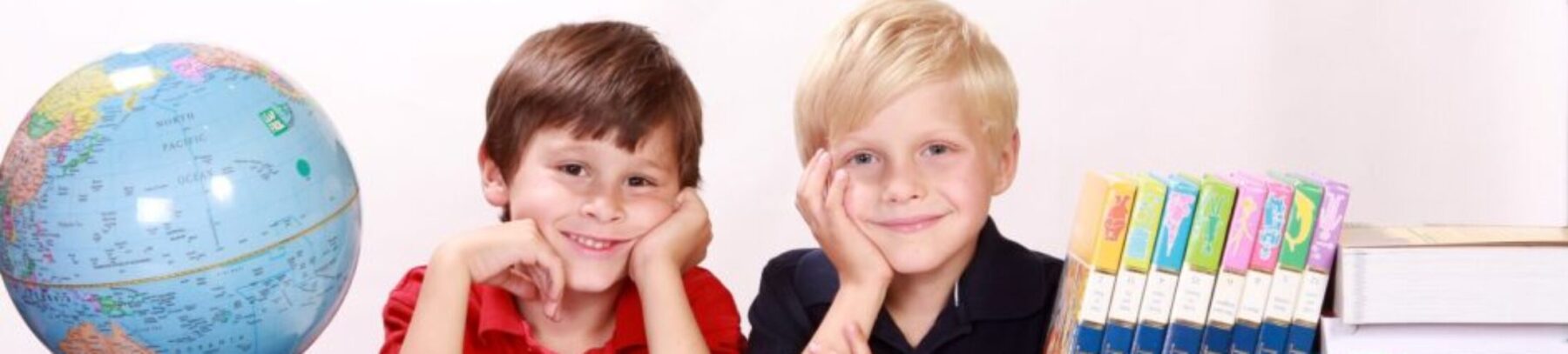 勉強中の男の子2人